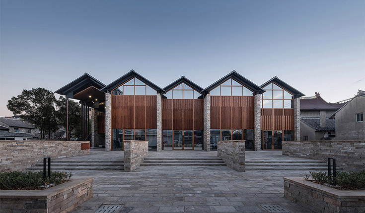 村口老宅改造文化礼堂,流动屋面下的乡村聚落