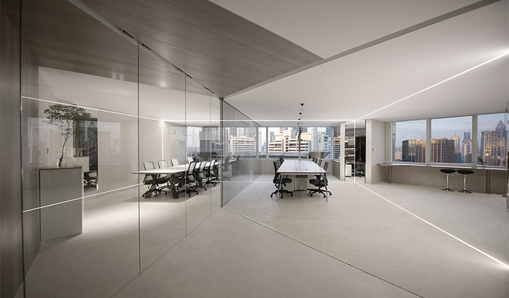 迎揽投资办公室设计，探索光线穿插中的空间可变性